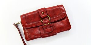 Eine rote Handtasche