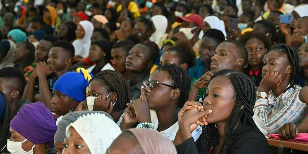 Studentinnen sitzen in Burkina Faso in einem Hörsaal