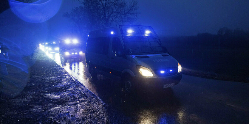 Eine Kollone von Fahrzeigen der Polizei mit Bleulicht