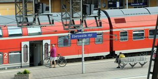 Eine Person mit Fahrrad auf einem Bahnsteig