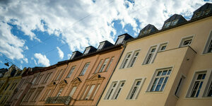 Verschiedenfarbige Wohnhäuser sind in München zu sehen