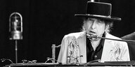 Bob Dylan mit Hut am Klavier