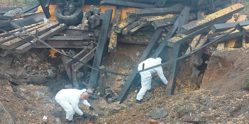 Zwei Leute von der Spurensicherung fahnden im Krater der eingeschlagenen Rakete nach Indizien. Przewodow, 16.11.22