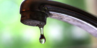 Wasserhahn mit einem Tropfen Wasser