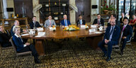 Die VertreterInnen der G7 plus EU posieren nach ihrer Krisensitzung auf Bali um einen Konferenztisch
