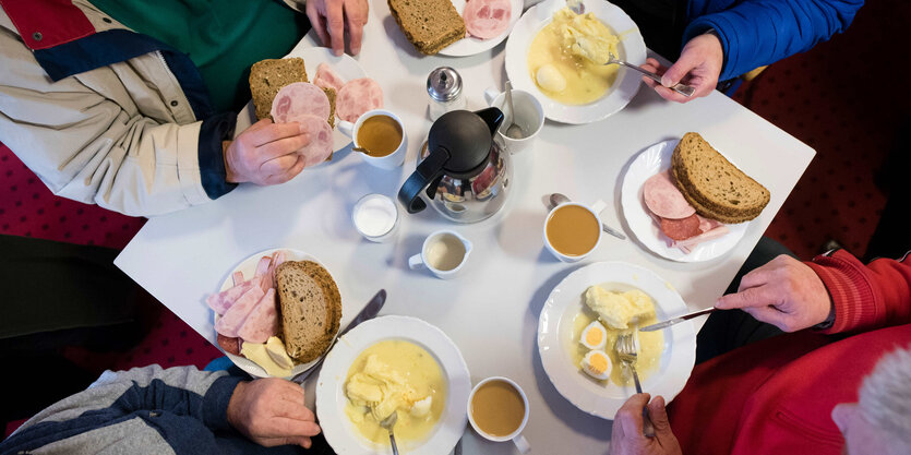 Senior*innen essen zusammen