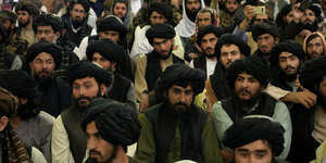 Viele Männer mit Turban