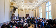 Das Foto zeigt den Gerichtssaal mit Publikum und dem Berliner Verfassungsgericht.