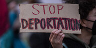 Teilnehmer einer Demonstration gegen den Bau eines geplanten Abschiebezentrums am Flughafen Berlin Brandenburg BER tragen Transparente u.a. mit der Aufschrift "Stop deportation"