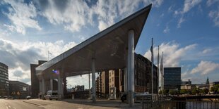 Wasserstofftankstelle mit spitz zulaufendem hohem Flachdach in der Hamburger Speicherstadt