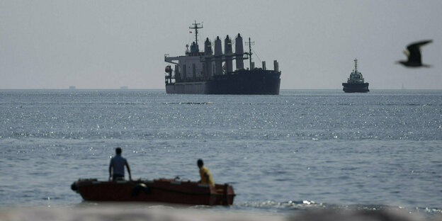 Auf dem Meer ist ein mit Getreide beladenes Frachtschiff Auf dem Meer ist ein mit Getreide beladenes Frachtschiff