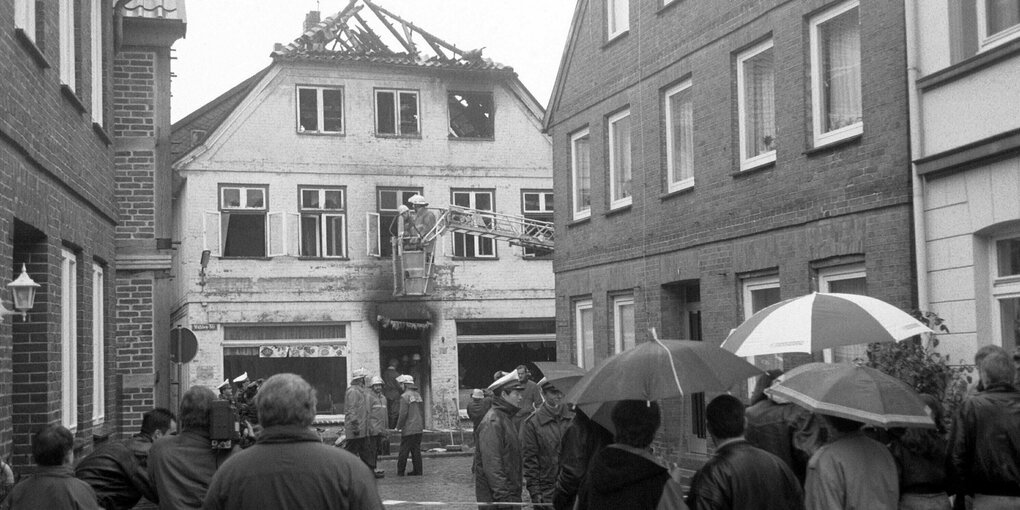 Das zerstörte Wohnhaus nach dem Brandanschlag in Mölln 1992.