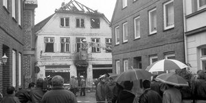 Das zerstörte Wohnhaus nach dem Brandanschlag in Mölln 1992.