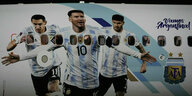 Ausschnitt des Flugzeugs, das die argentinische Mannschaft nach Katar gebracht hat. Aufgemalt sind die Spieler, Lionel Messi, Angel di Maria und Drdrigo de Paul.