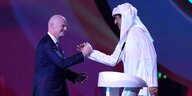Gianni Infantino und der Emir von Katar Tamim reichen sich begeistert die Hände