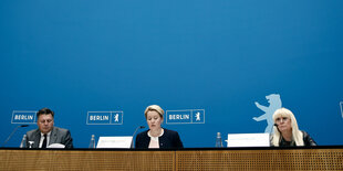 Geisel, Giffey und Spranger bei einer Regierungs-Pressekonferenz