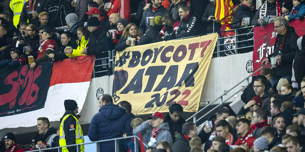 Fans vom FC Freiburg haben im Fanblock ein Plakat im Stadion angebracht: #Boycott Qatar 2022