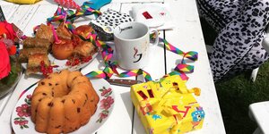 Sieht aus wei ein Geburtstagsfrühstück mit Kuchen und Luftschlangen