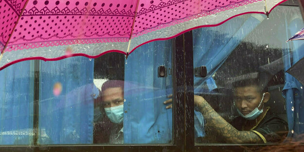 Inhaftierte in einem Bus in Myanmar