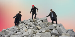 Die Bandmitglieder von Pirx auf einem Steinhaufen
