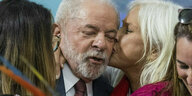 Eine Frau küsst Lula da Silva auf die Stirn