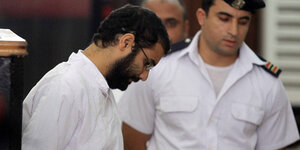Alaa Abd-el Fattah mit einem Justizbeamten