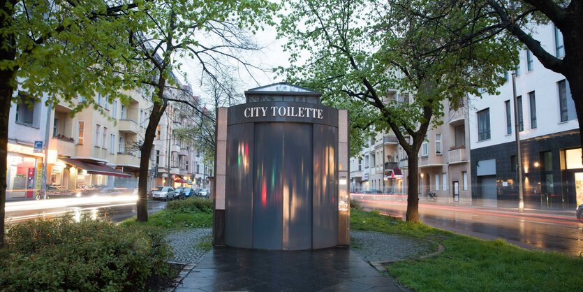 Blick auf eine City Toilette in Berlin.