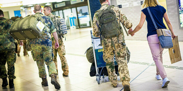 Soldaten der Bundeswehr auf einem Flughafen