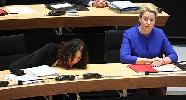 Das Foto zeigt Franziska Giffey (SPD) und Bettina jarasch (Grüne) auf der Senatsbank im Abgeordnetenhaus