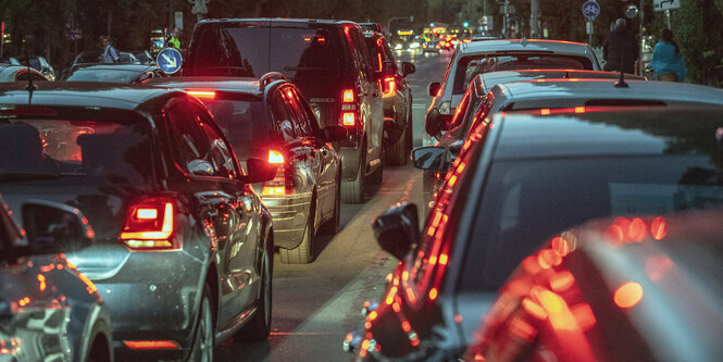 Die Rücklichter von Autos, die an einer Ampel stehen