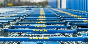 Einkaufswagen von Ikea stehen im Eingangsbereich einer Filiale