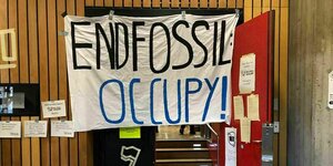 Ein Transparent mit der Aufschrift: Endfossil Occupy ! hängt v or dem Eingang zum Hörsaal der TU