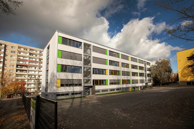 Die Außenansicht der Chrstoph-Hufeland-Oberschule in Plauen