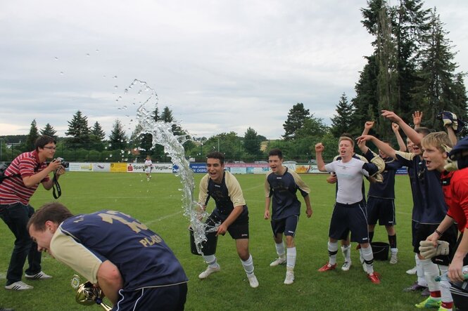 Ein Bild aus den Nullerjahren zeigt den jungen Kassem Taher Saleh beim Jubel mit seinem damaligen Fußballklub Wacker Plauern