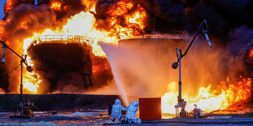 Feuerwehrleute löschen ein Feuer, nachdem ein Öllager im Zuge des russisch-ukrainischen Konflikts in der Stadt Shakhtarsk beschossen worden war