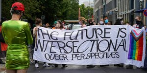 Queere Aktivist*innen halten ein Banner, auf dem steht "The future is intersectional - queer perspectives".