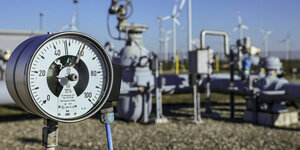 Ein Manometer zeigt den Druck im Erdgasnetz auf dem Gelände eines Untergrund-Gasspeichers
