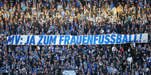 Ein Transparent in einem Fußballstadion