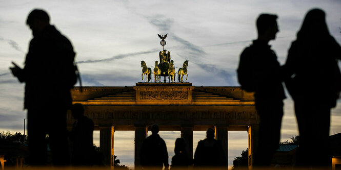 Abendstimmung mit Passanten am Brandenburger Tor