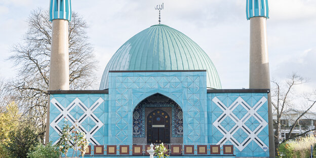 Das Islamische Zentrum Hamburg (IZH) der Imam-Ali-Moschee, auch Blaue Moschee genannt, an der Außenalster