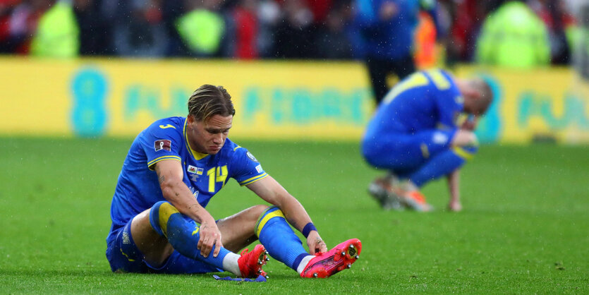 Ukrainische Spieler sitzen auf dem Platz