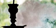 Rauch steigt in einer Shisha-Bar aus einer Wasserpfeife auf