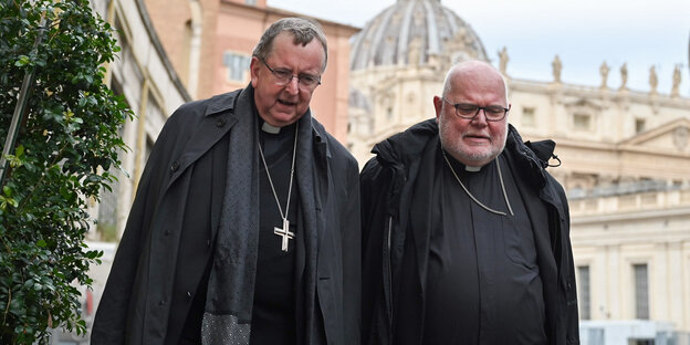 Zwei Bischöfe gehen über den Petersplatz
