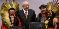 Brasiliens Präsident Lula zwischen Frauen in traditioneller Kleidung
