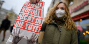 Gewalt kommt nicht in die Tüte: Aktion von Bäckerfilialen in Magdeburg im November 2021