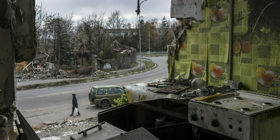 Blick aus einer zerstörten Küche auf eine Strasse