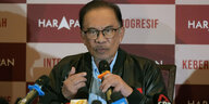 Anwar Ibrahim spricht nach dem Wahlsieg seines Oppositionsbündnisses in Mikrofone der Medien.