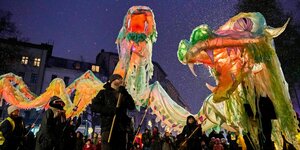 Jährlicher traditioneller widerständiger Laternenumzug mit Kiezdrachen gegen Verdrängung von Rio-Reiser-Platz durch Kreuzberg