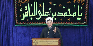 Der schiitische Geistliche Mohammad Hadi Mofatteh, Leiter des Islamischen Zentrums Hamburg (IZH), spricht in der Imam-Ali-Moschee