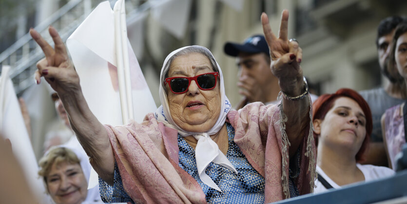 Kinder von Diktaturopfern bedanken sie mit einem Transparent bei der Verstorbenen Hebe de Bonafini